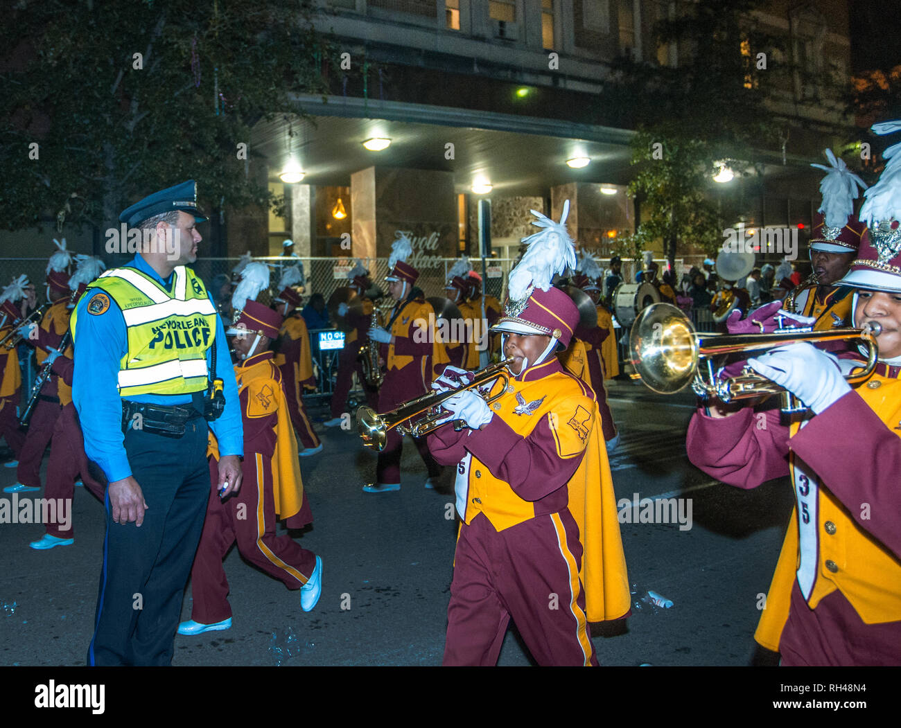 Un funzionario di polizia orologi una marching band portano il Krewe di Hermes Mardi Gras Parade giù St. Charles Avenue, febbraio 28, 2014, New Orleans, in Louisiana. Foto Stock