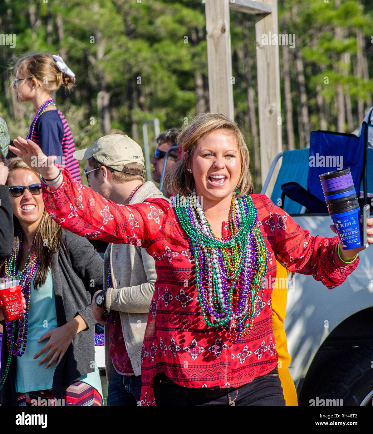 Una donna grida come Krewe de la Dauphine parade rotoli attraverso Dauphin Island, Alabama, Gennaio 17, 2015, dando dei calci fuori del Mobile Mardi Gras stagione. Foto Stock