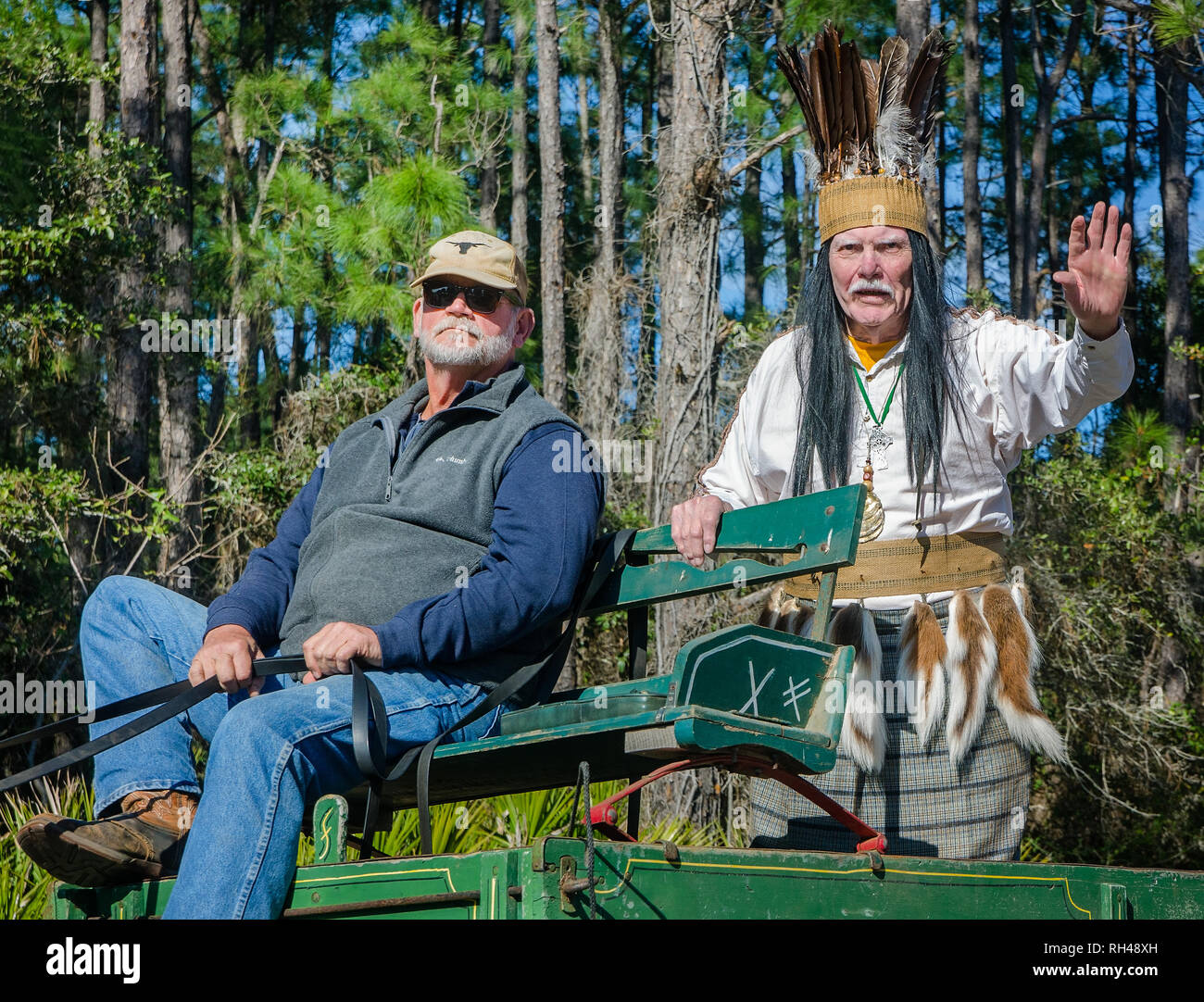 Chickasaw fictional capo indiano Slacabamorinico scorre in un carro durante il popolo del Mardi Gras Parade, Febbraio 4, 2017, in Dauphin Island, Alabama. Foto Stock