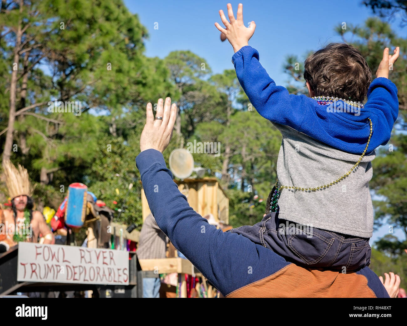 Onda di spettatori a Mardi Gras galleggiante durante il popolo's Parade, Febbraio 4, 2017 in Dauphin Island, Alabama. Foto Stock