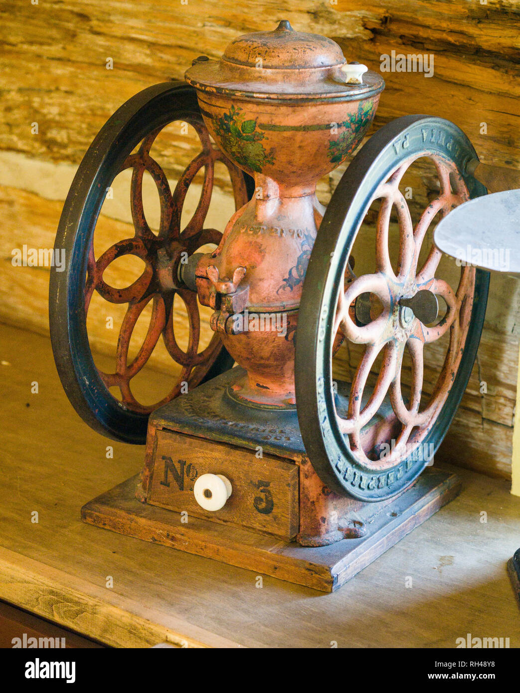 Macinino da caffè numero 3: un vecchio ferro da stiro, mano a gomito macinino da caffè sul display presso il Cumberland Village Museo archivio generale. Foto Stock
