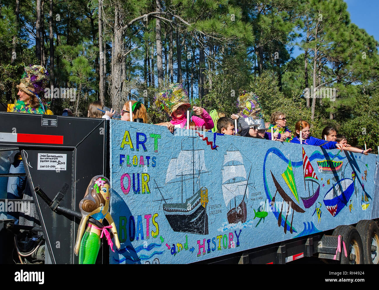 Membri del Dauphin Island Arts Council cavalcare un galleggiante in il popolo del Mardi Gras Parade, Febbraio 4, 2017, in Dauphin Island, Alabama. Foto Stock