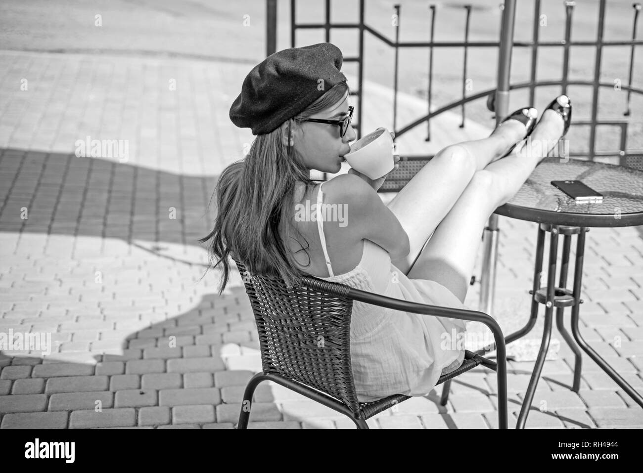 Caffè quando il tuo cervello ha bisogno di un abbraccio. Pretty Woman bere il caffè in outdoor cafe. Adorabili donna in coffee shop. Donna godere di bere il caffè espresso o cappucc Foto Stock