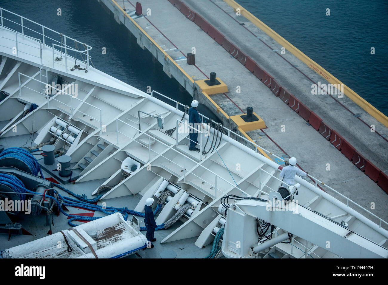 Gli uomini docking in nave dal porto di nebbia. Foto Stock