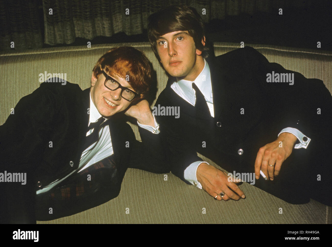 Pietro e Gordon British duo pop nel 1966. Peter Asher in bicchieri. Foto Stock