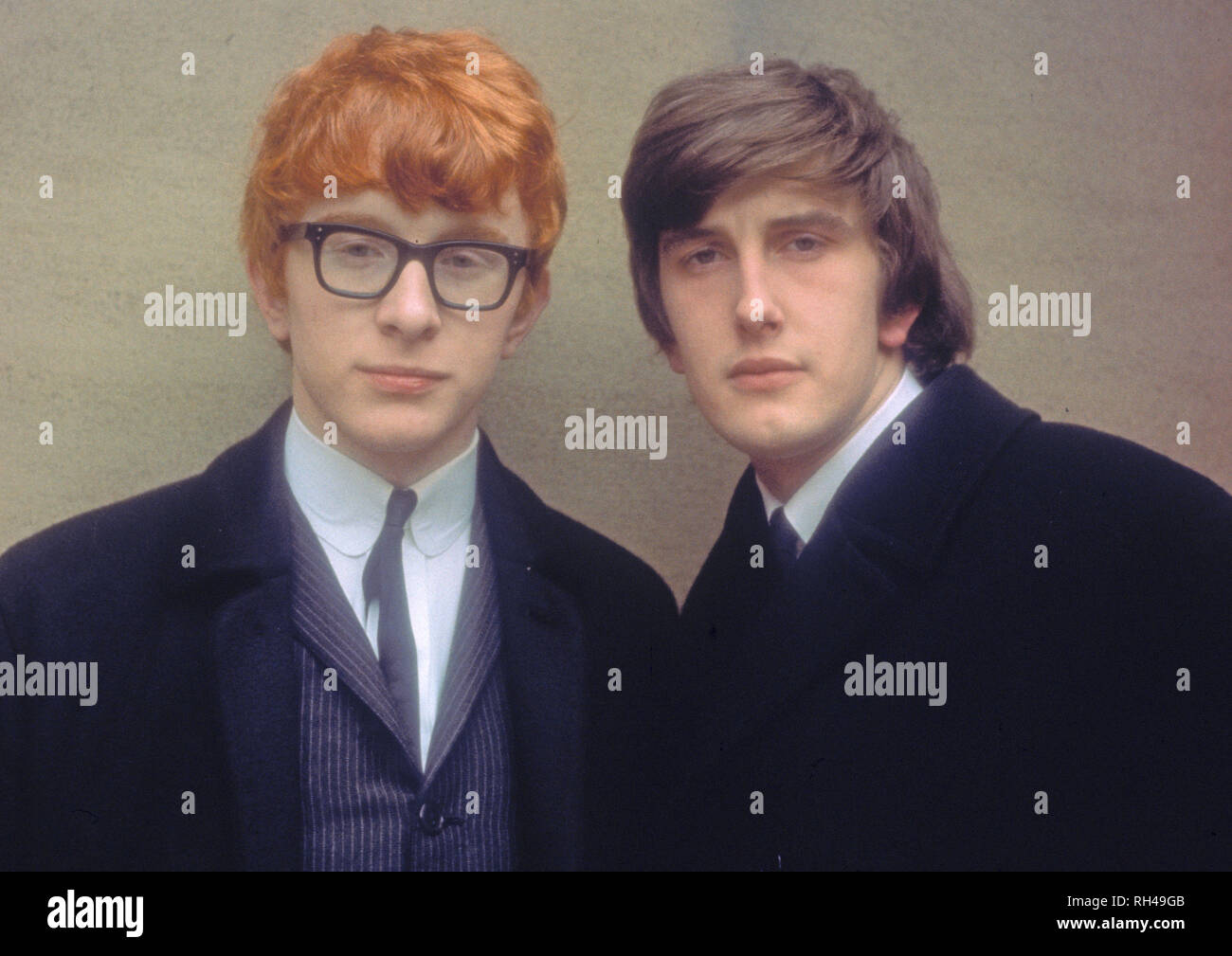 Pietro e Gordon British duo pop nel 1966. Peter Asher in bicchieri. Foto Stock