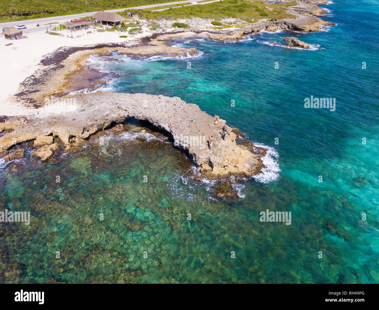 Angolo di Alta Vista aerea di El Mirador, il ponte di terra sul Mar dei Caraibi a Cozumel, Messico. Foto Stock