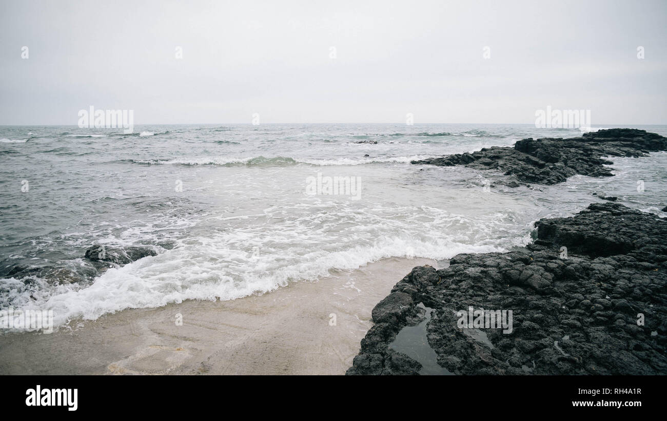 La roccia vulcanica spiagge sulla costa dell'Isola di Jeju Seogwipo area Foto Stock