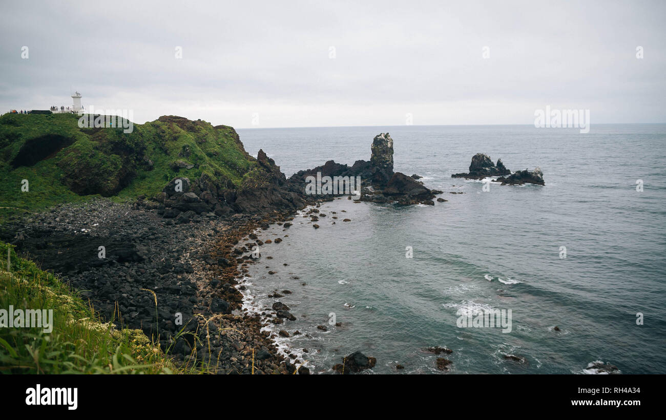 La roccia vulcanica spiagge sulla costa dell'Isola di Jeju Seogwipo area Foto Stock