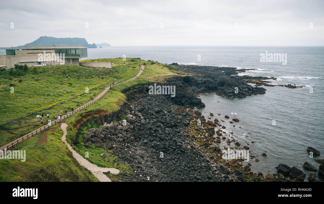 La roccia vulcanica spiagge sulla costa dell'Isola di Jeju Seogwipo area Foto Stock