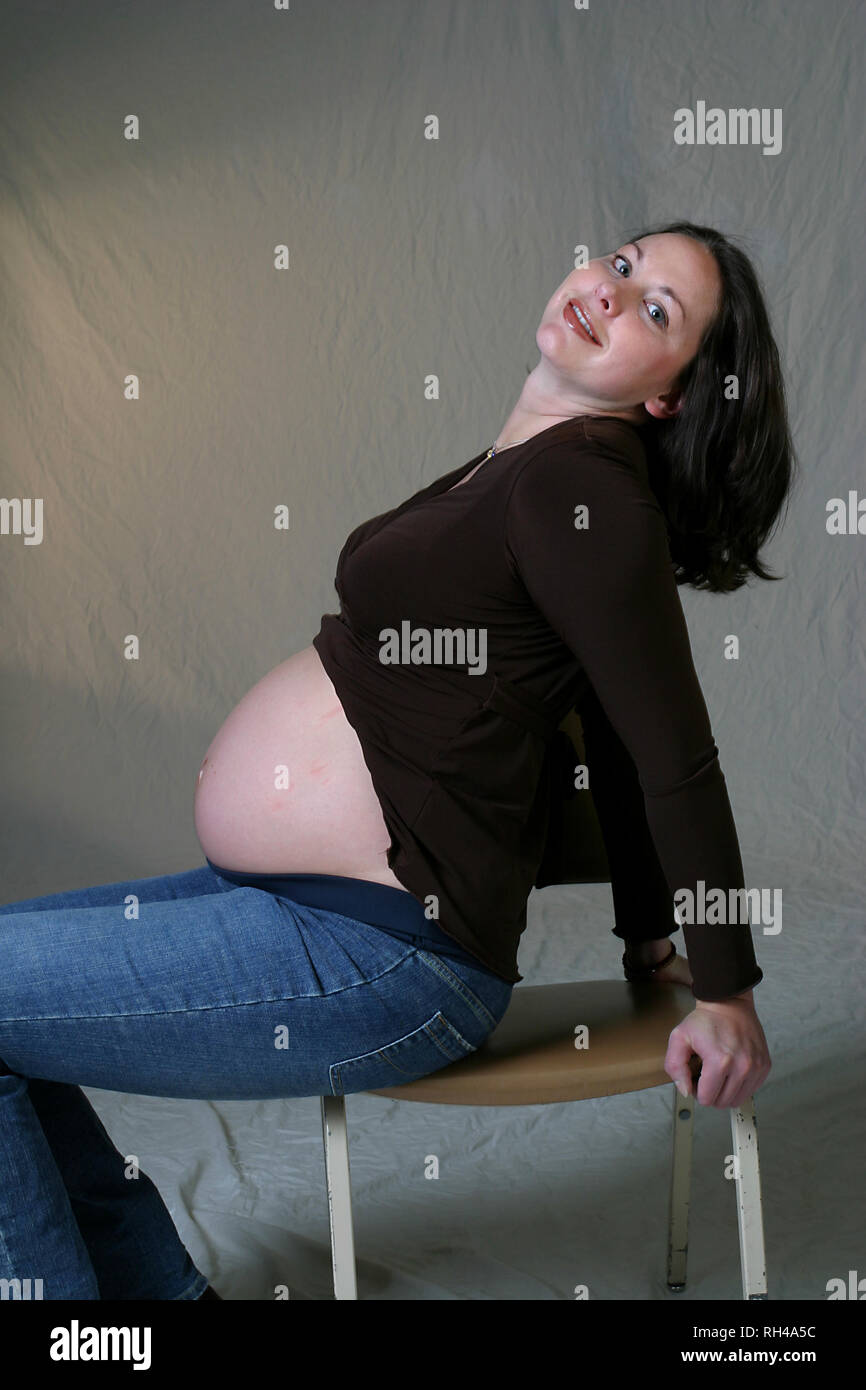 Donna incinta nel suo ventenne. Foto Stock