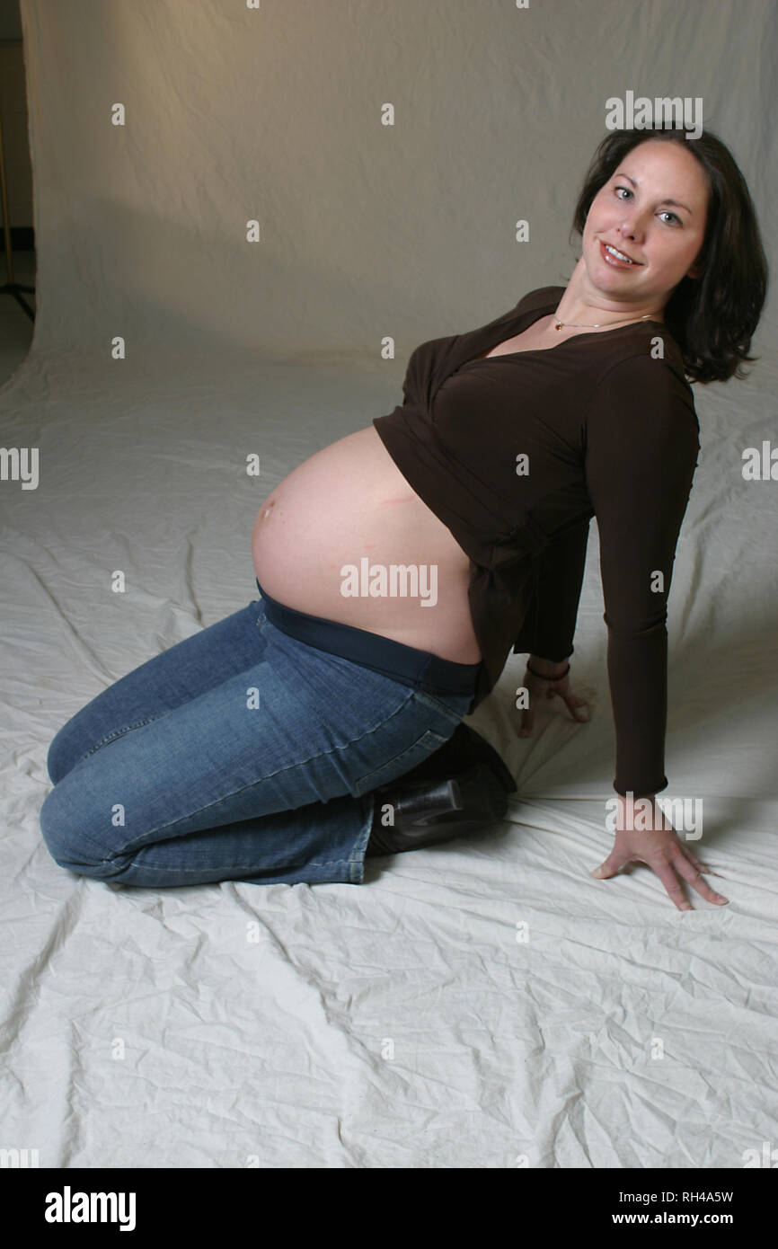 Donna incinta nel suo ventenne. Foto Stock