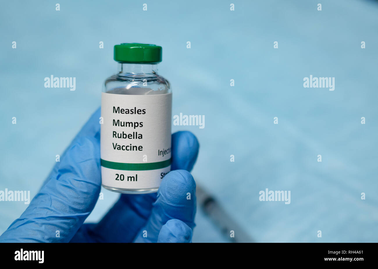 Il morbillo, la parotite e la rosolia vaccino combinato flaconcino con la siringa di iniezione Foto Stock