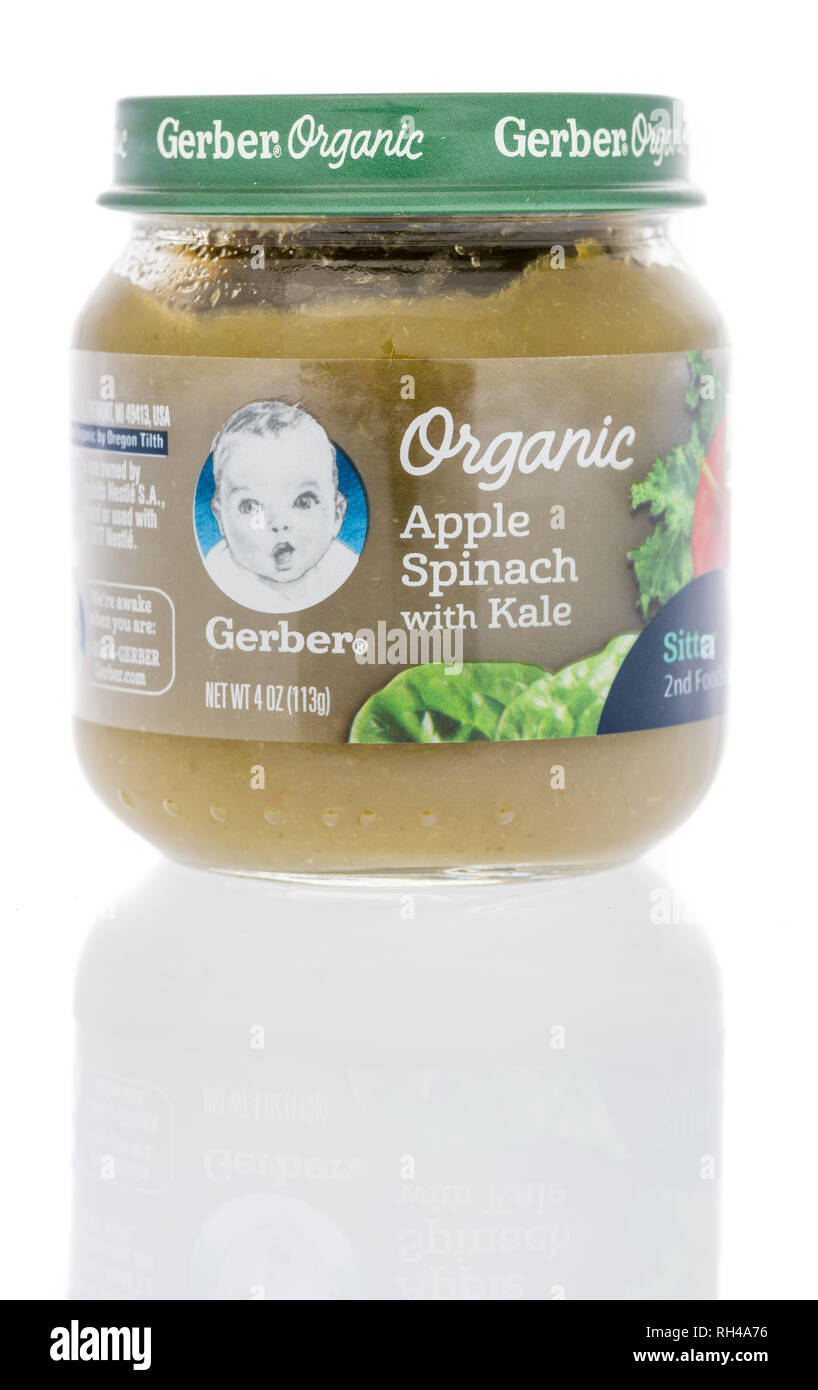 Winneconne, WI - 23 Gennaio 2019: un pacchetto di Gerber apple organico spinaci con kale alimenti per neonati su un sfondo isolato Foto Stock