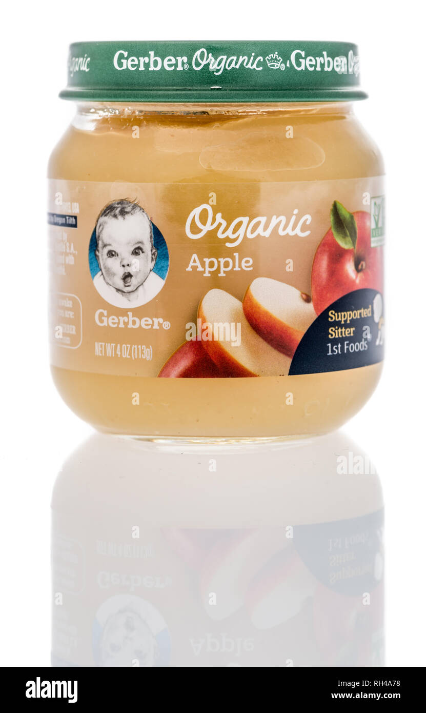 Winneconne, WI - 23 Gennaio 2019: un pacchetto di Gerber apple organico alimenti per neonati su un sfondo isolato Foto Stock