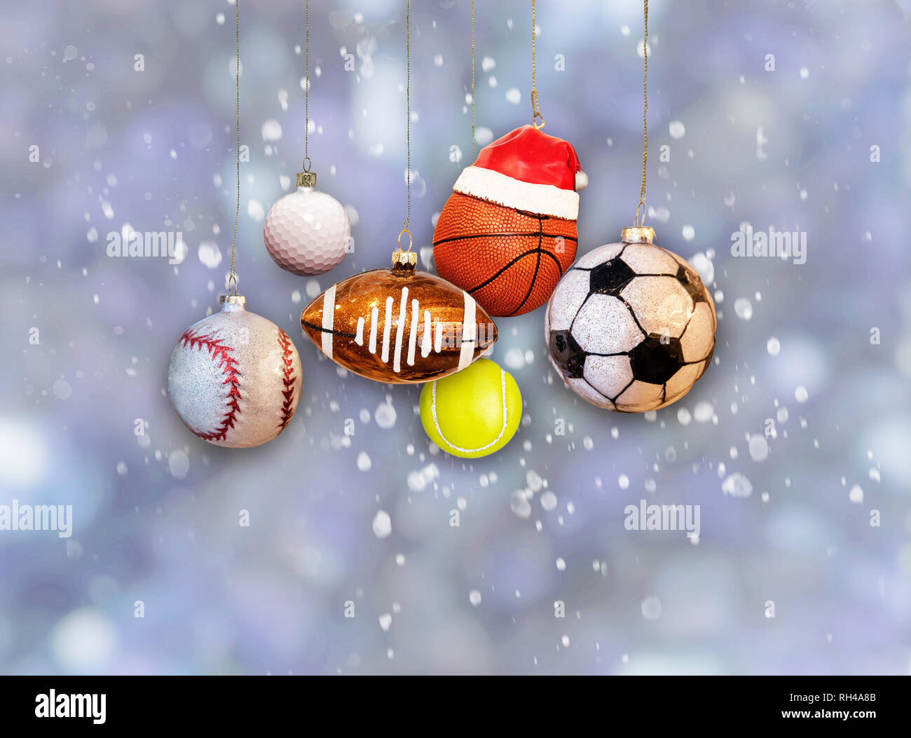 Immagini Natale Basket.Natale Ornamenti Sport Baseball Calcio Basket E Calcetto A Sfere Sfere Pendenti Su Sfondo Di Neve Foto Stock Alamy