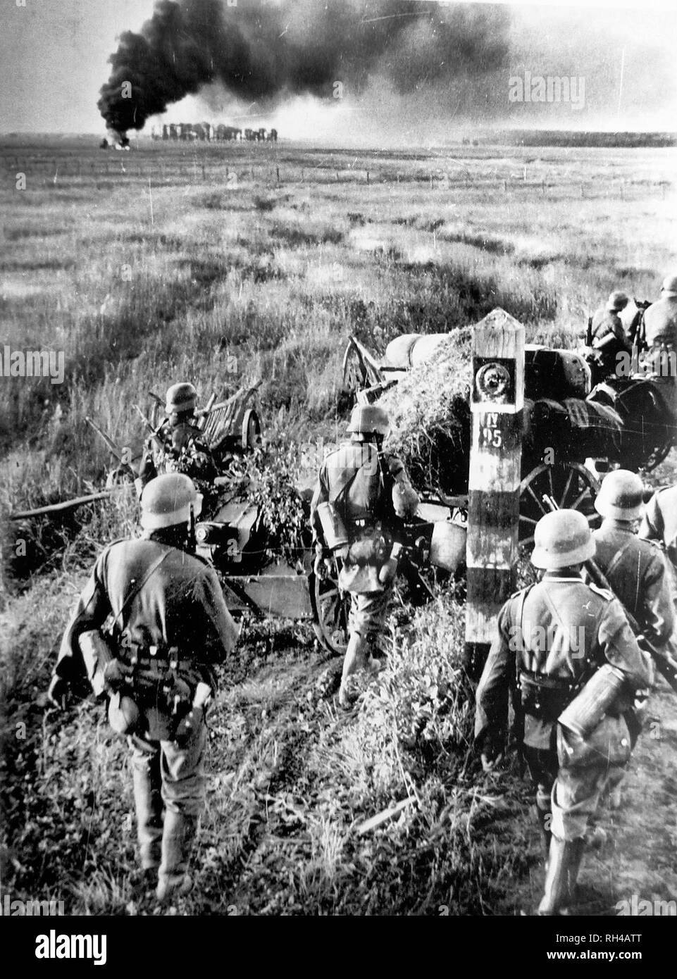 Truppe tedesche attraversando il confine sovietico durante il funzionamento Barbarossa. Foto Stock