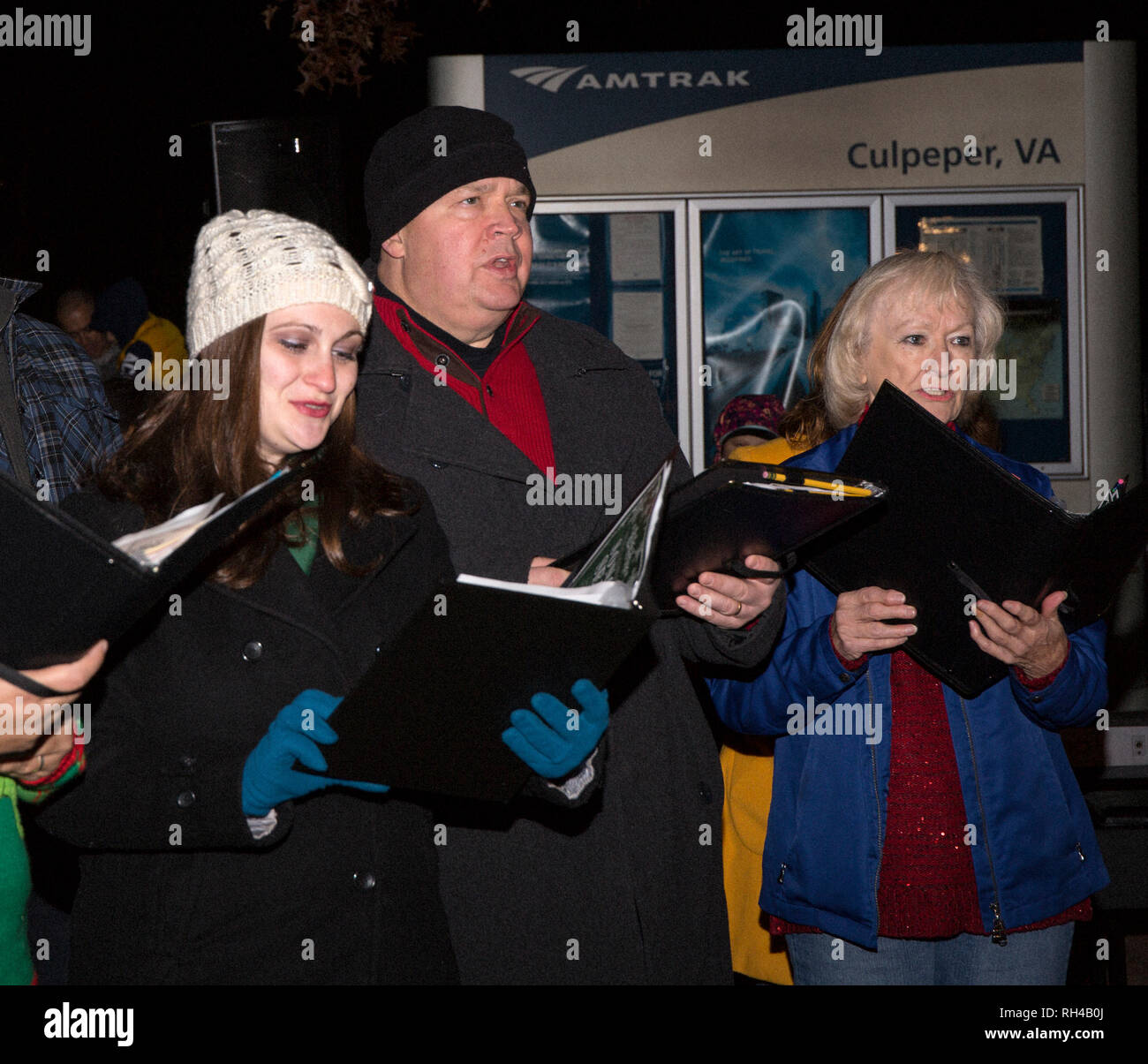 Culpeper, Virginia/USA-11/17/18: Carolers canto presso il Culpeper Natale cerimonia di illuminazione. Foto Stock