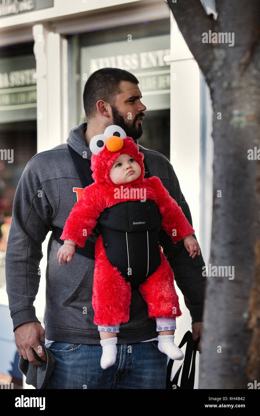Warrenton, Virginia/USA-10/28/18: l'uomo con un bambino al Happyfest Halloween Parade in Città Vecchia Warrenton. Foto Stock