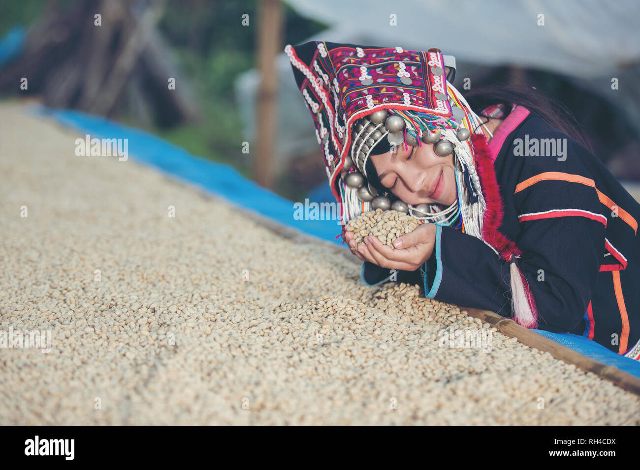 Le donne Akha sorrise e ammirato il caffè che è stato essiccato in casa, la tribù della collina caffè prodotti della Tailandia del Nord. Foto Stock