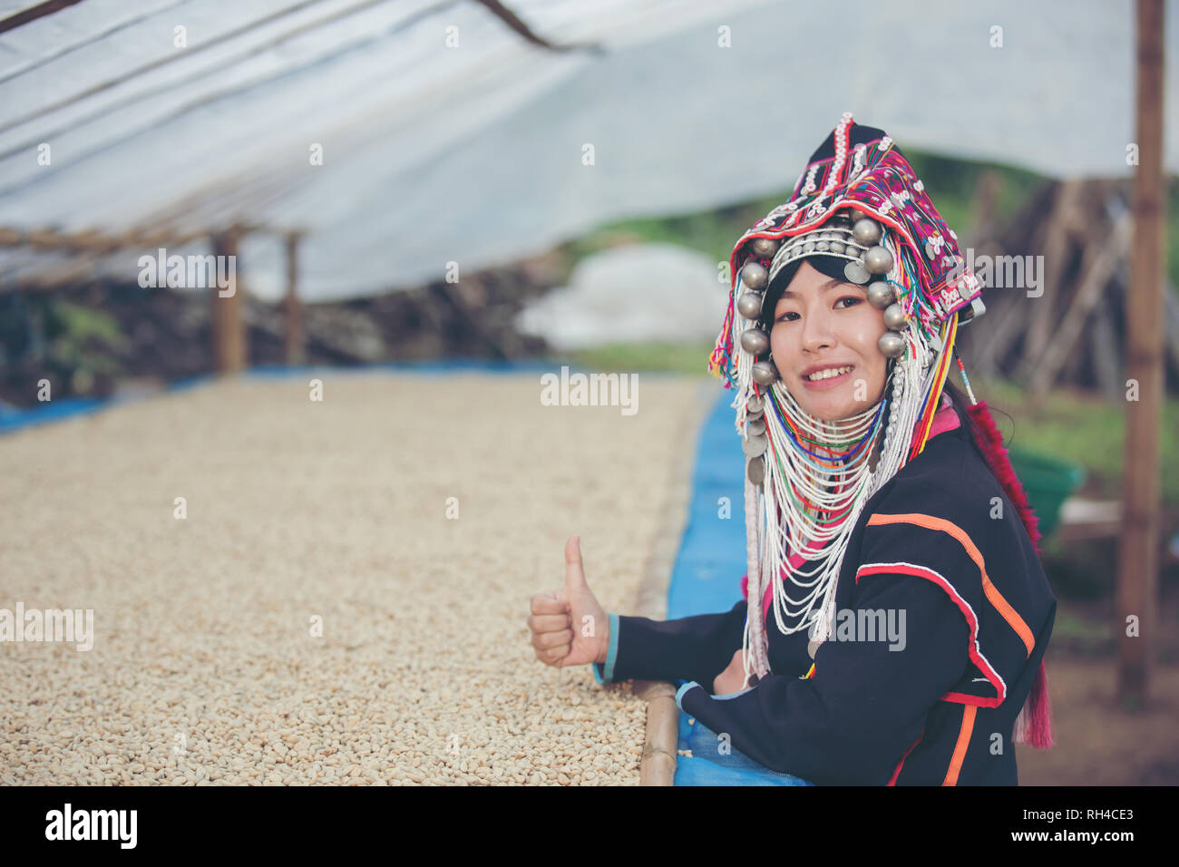 Le donne Akha sorrise e ammirato il caffè che è stato essiccato in casa, la tribù della collina caffè prodotti della Tailandia del Nord. Foto Stock