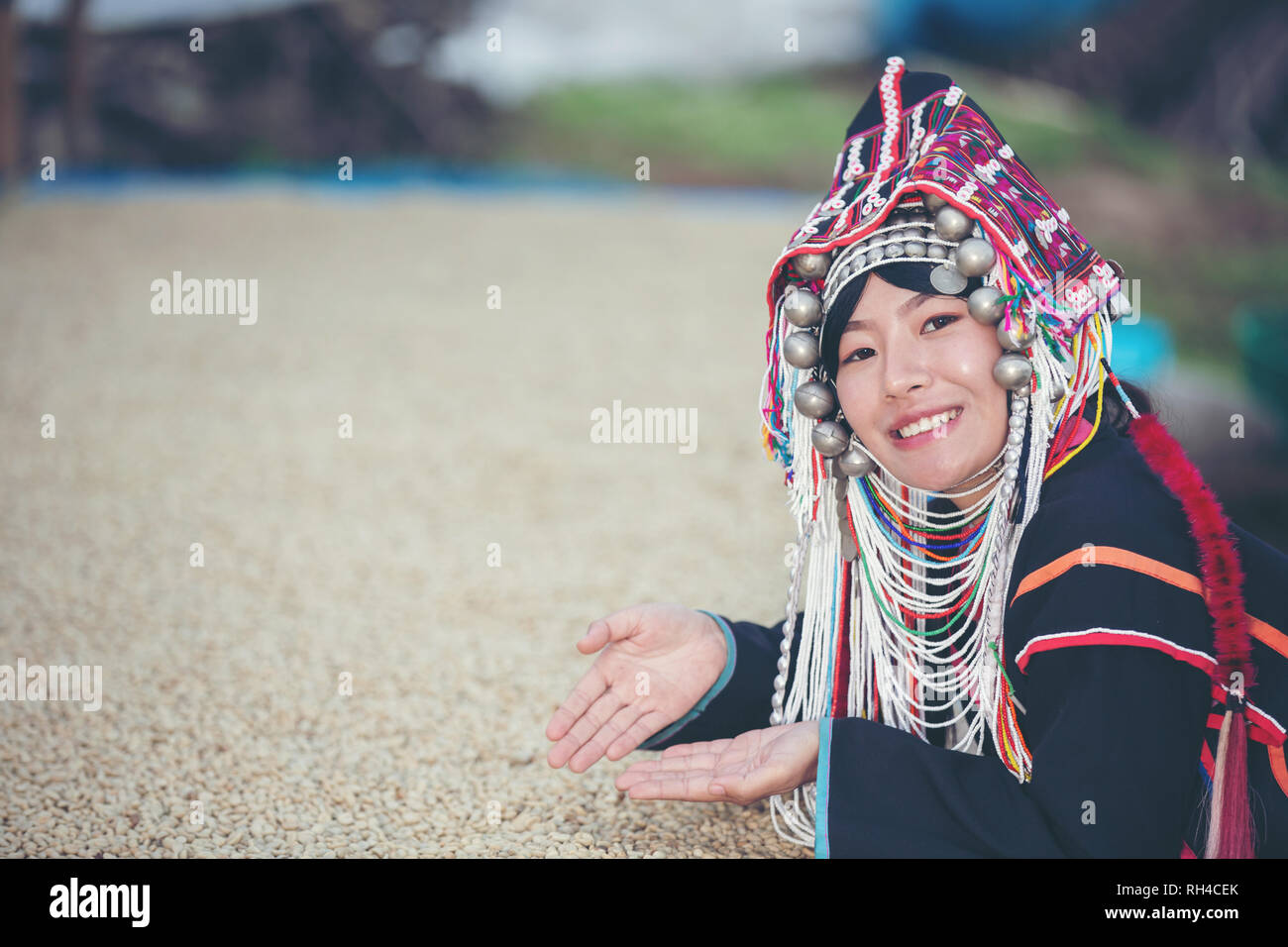 Le donne Akha sorrise e ammirato il caffè che è stato essiccato in casa, la tribù della collina caffè prodotti della Tailandia del Nord. Foto Stock