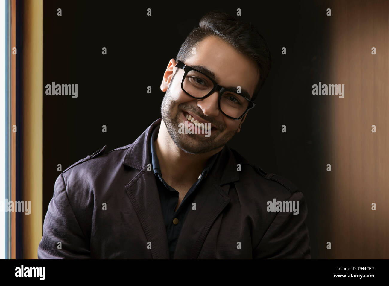 Ritratto di imprenditore sorridente indossando occhiali da vista Foto Stock