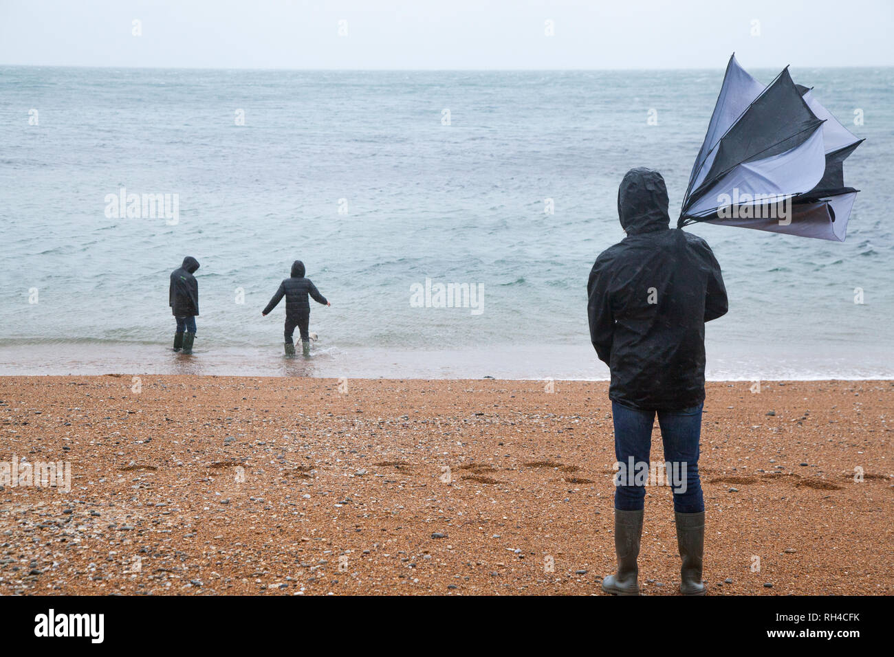 Ragazzi spazzate dal vento sulla spiaggia sulla isola di Wight Foto Stock
