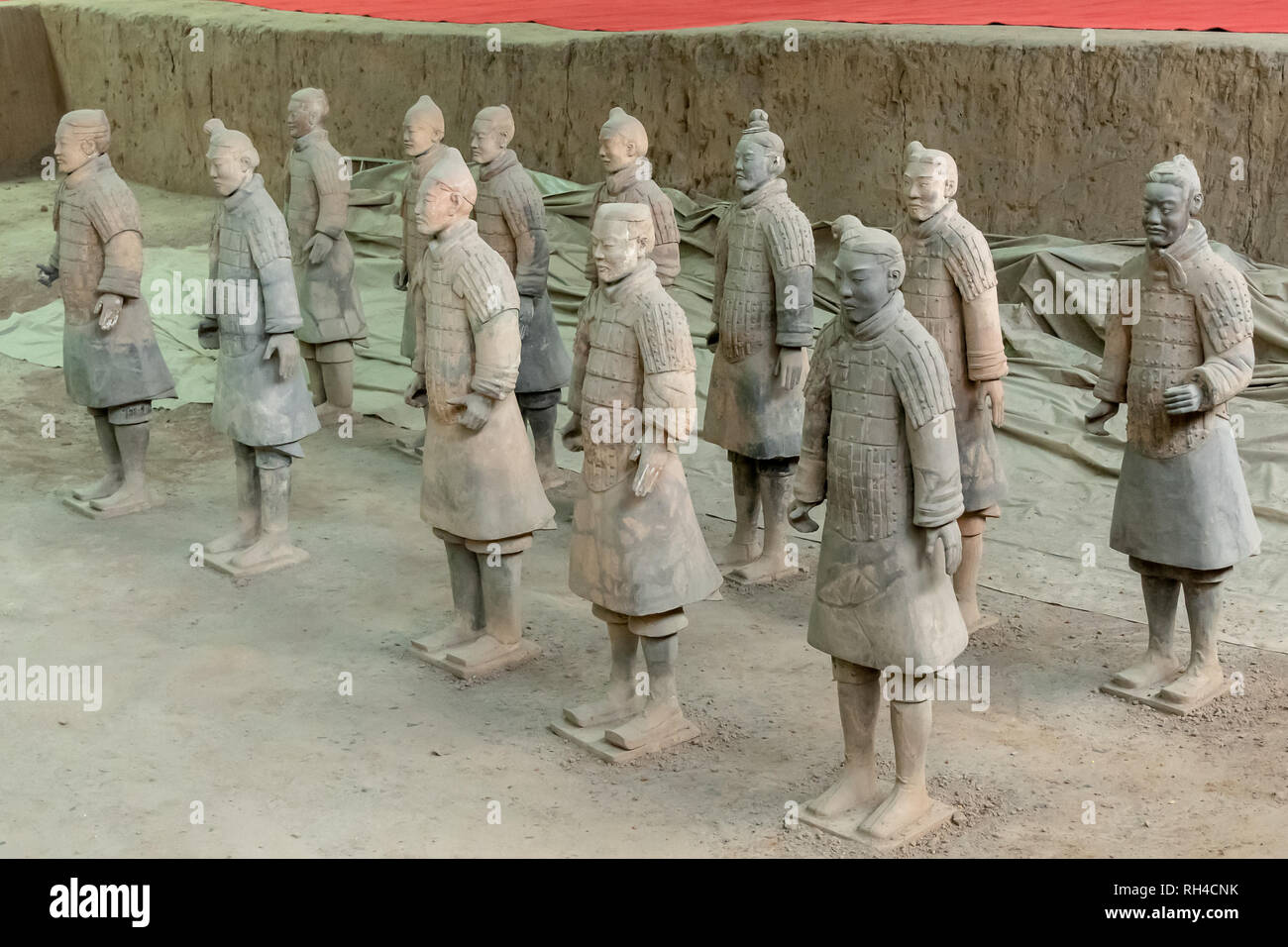 Soldati di terracotta al Mausoleo del primo imperatore di Qin (Patrimonio Mondiale dell'UNESCO) in Shaanxi, Cina Foto Stock