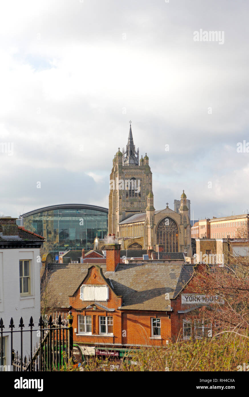 Una vista alla Chiesa di St Peter Mancroft salendo sopra i tetti del centro della città di Norwich, Norfolk, Inghilterra, Regno Unito, Europa. Foto Stock