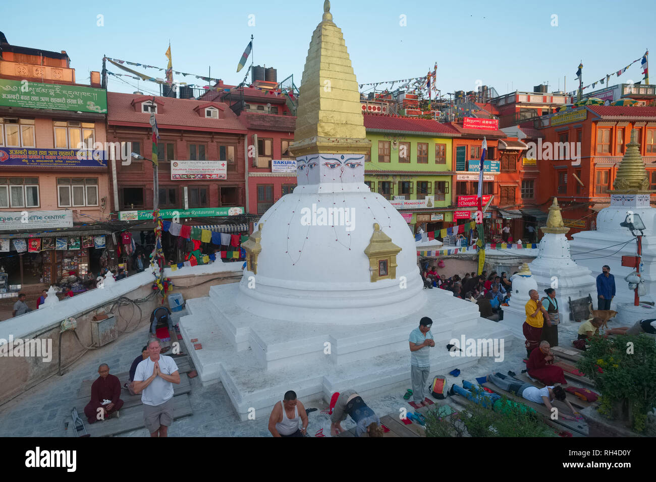 I buddisti di eseguire la preghiera accanto al grande stupa di Bodhnath (Baudha), Kathmandu, Nepal Foto Stock