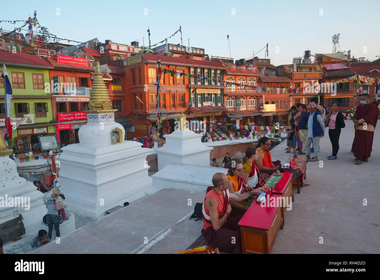 I buddisti di eseguire la preghiera accanto al grande stupa di Bodhnath (Baudha), Kathmandu, Nepal Foto Stock