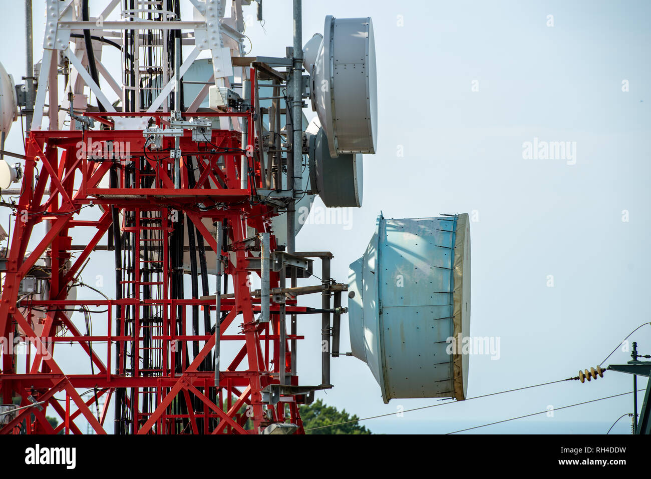 Torre di trasmissione radio con alcune antenne per telecomunicazioni a Bilbao Foto Stock
