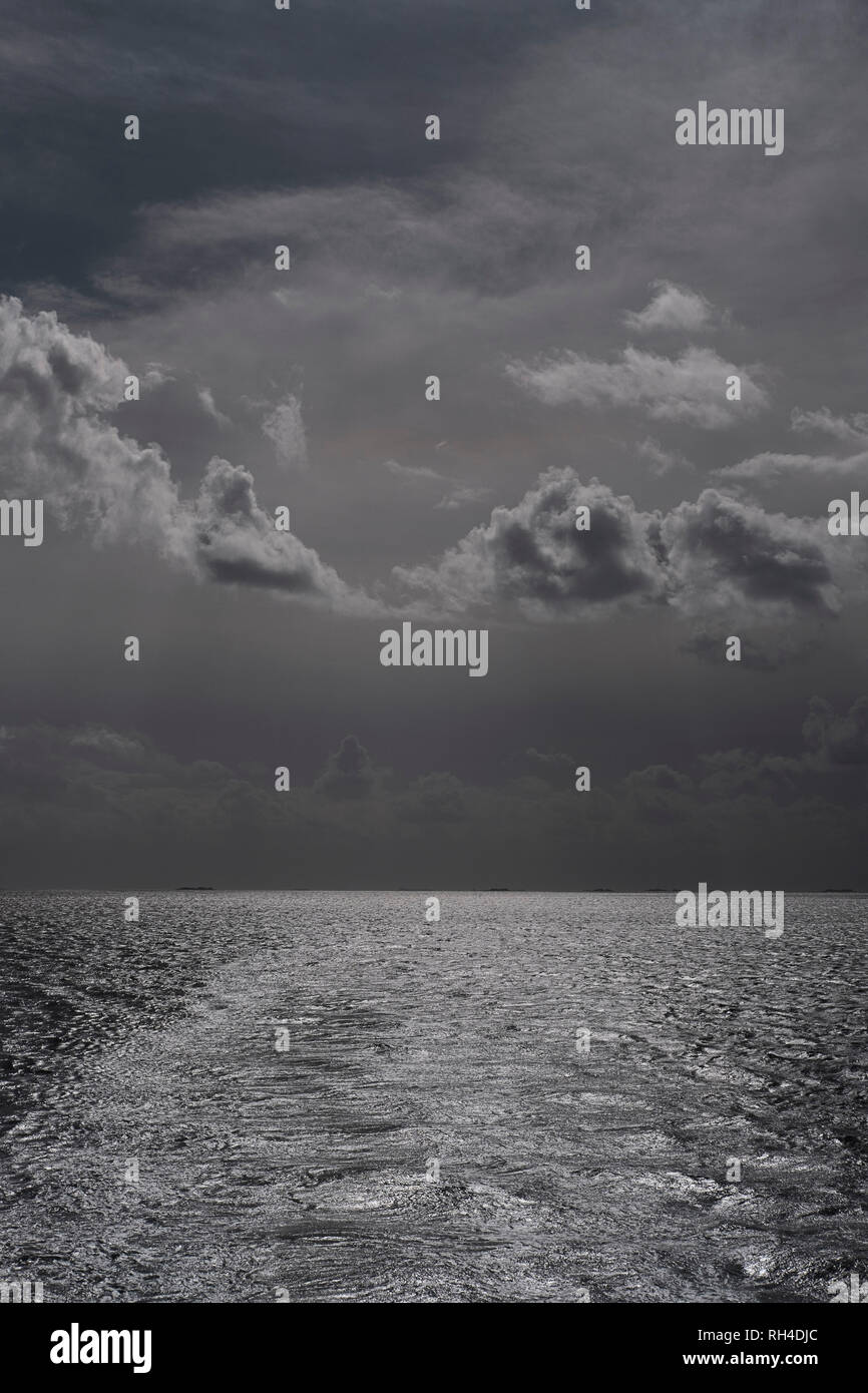 Bianco e nero nuvole temporalesche sull'oceano Foto Stock
