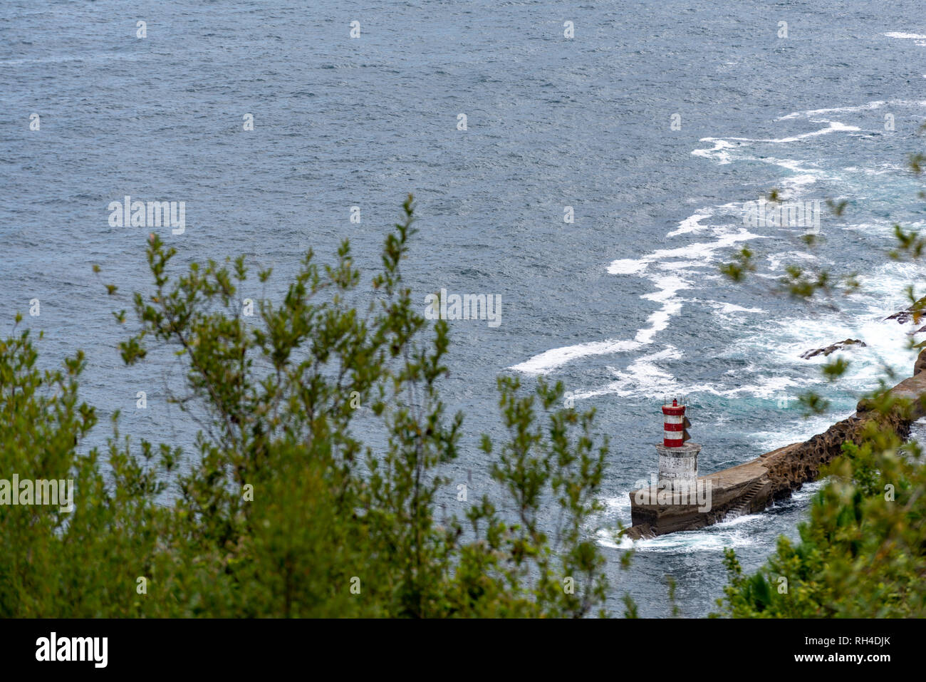 Vista su una luce di navigazione al nord della costa spagnola Foto Stock