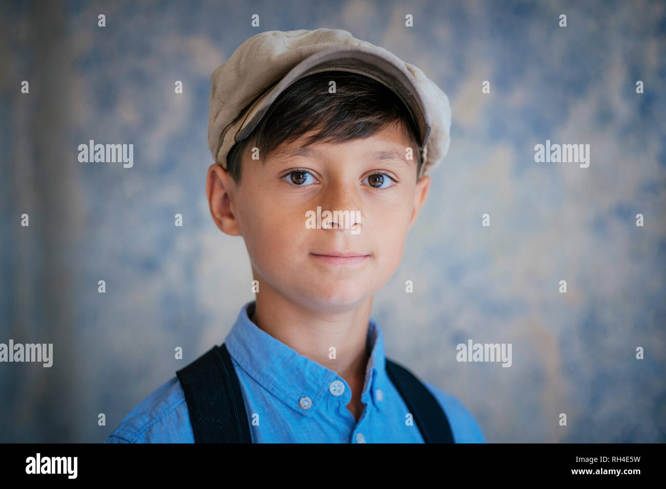 Ritratto fiducioso Boy cappello da indossare Foto Stock