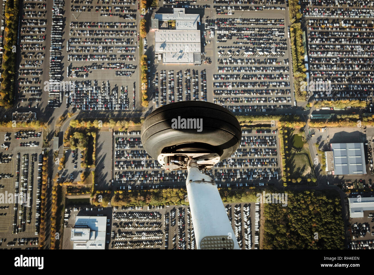 Vista aerea aereo volante volare sopra parcheggi Foto Stock