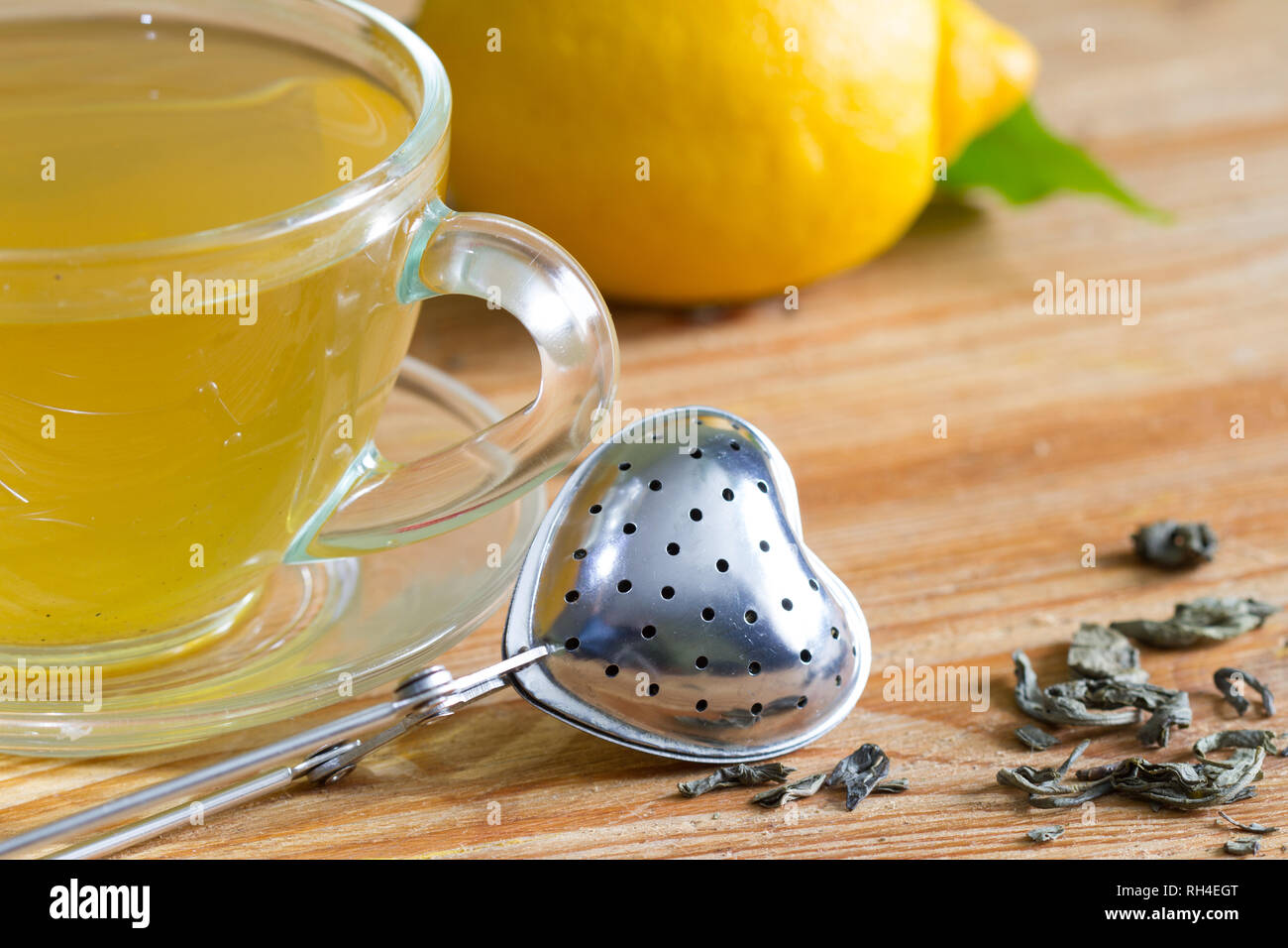 Amore bere il tè con infusore cuore valentines concetto astratto su sfondo di legno Foto Stock