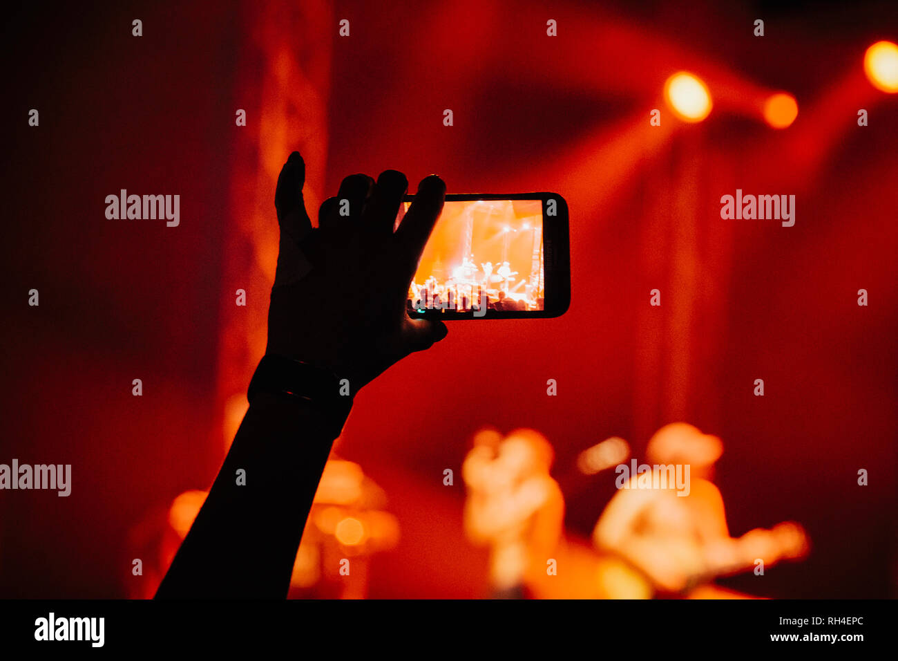 La mano in udienza la registrazione video concerto musicale con la fotocamera del telefono Foto Stock