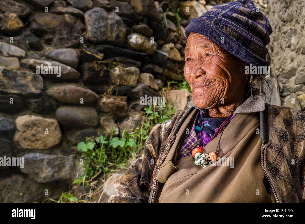 Ritratto di un vecchio gli agricoltori locali donna sorridente Foto Stock