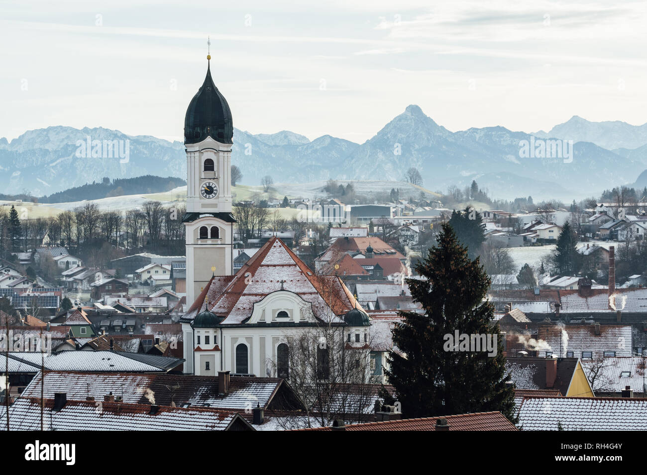 NESSELWANG, Germania - Dicembre 2018: vista la mattina su Nesselwang centro storico con Alpi sullo sfondo. Foto Stock