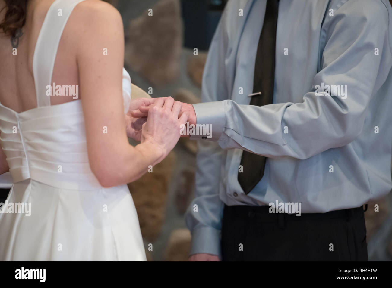 Sposi e sposi che si scambiano gli anelli di nozze Foto Stock