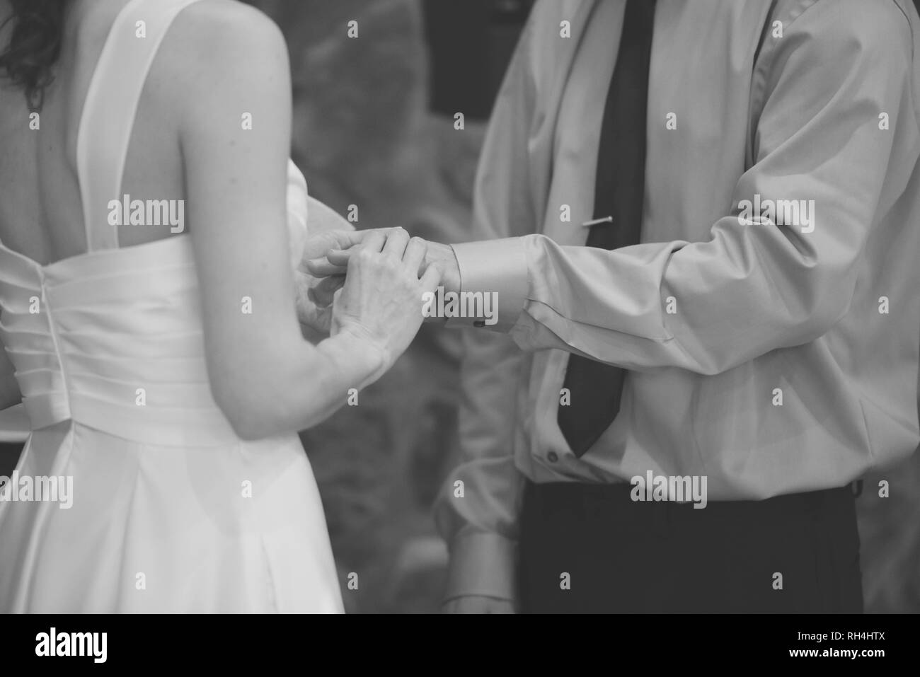 Sposa e scambia sposi anelli di nozze immagine in bianco e nero Foto Stock