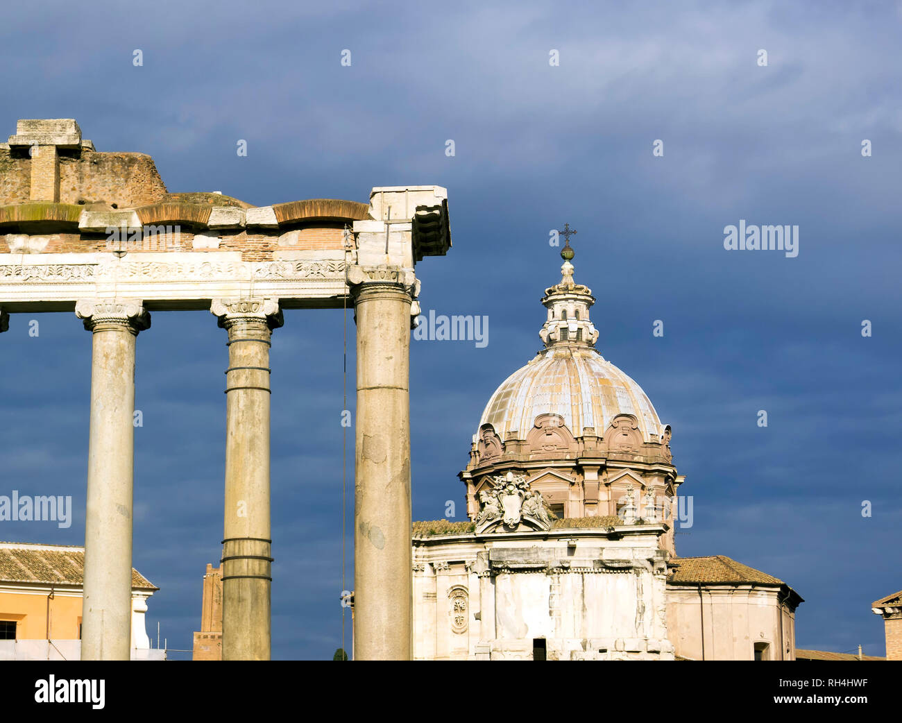 Antic ruderi di Roma. Tempio di Saturno colonne, Santi Luca e Martina Chiesa Duomo Foto Stock