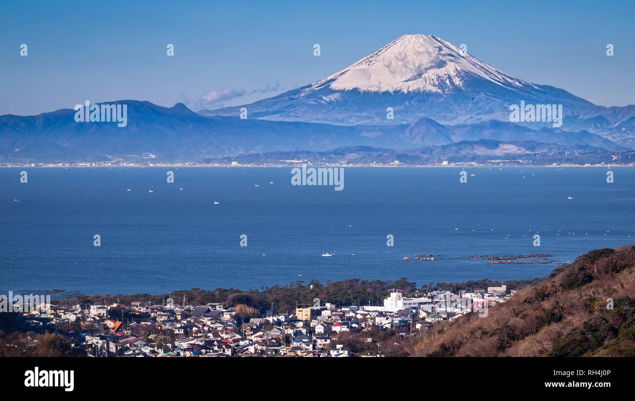 Il monte Fuji come si vede da tutta Sagami Bay nei pressi di Hayama, Giappone. Foto Stock