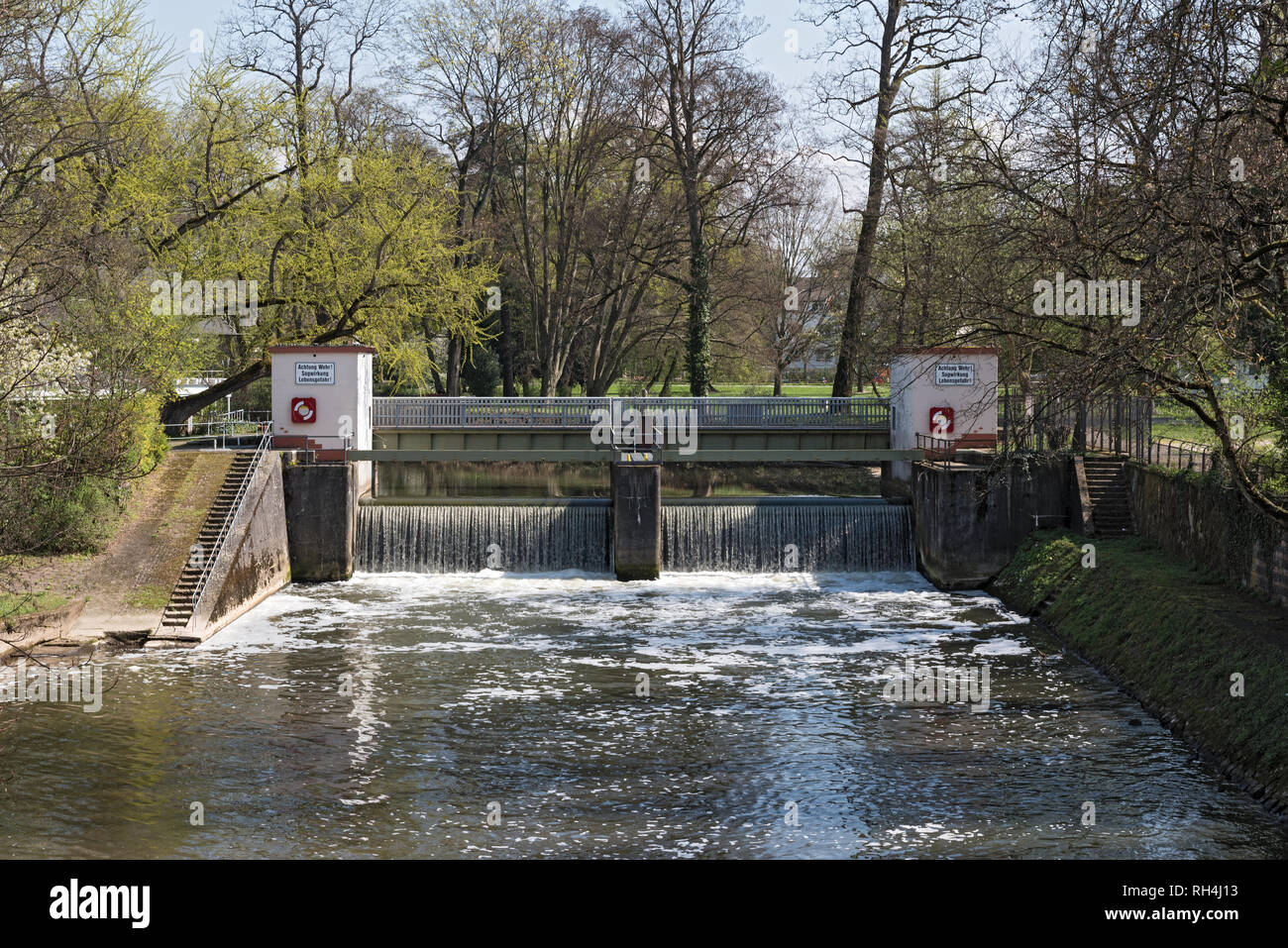 Un piccolo sbarramento del fiume Nidda a Francoforte in Germania Foto Stock