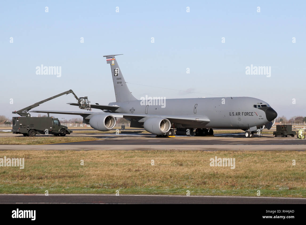 100Th Air Refuelling Wing KC-135R air refuelling tanker essendo de-iced su un congelamento di mattina di gennaio prima di uscire. Foto Stock