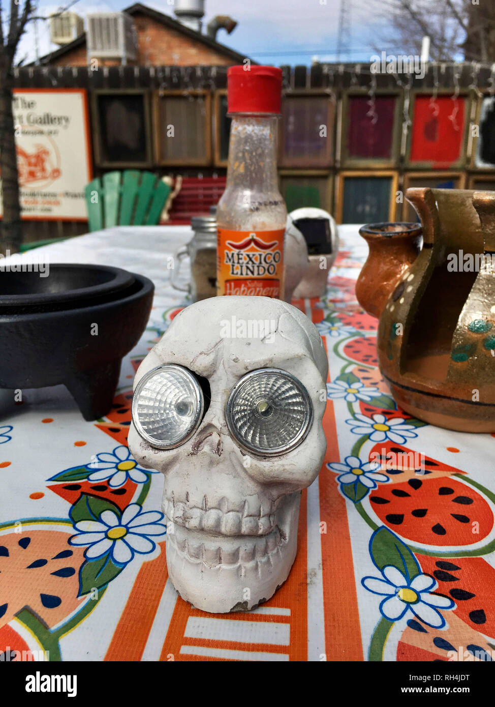 Ristorante messicano tavolo esterno adornata con un cranio di un riferimento per il messicano del nome del ristorante: La Calavera, situato in Alpine, Texas. Foto Stock