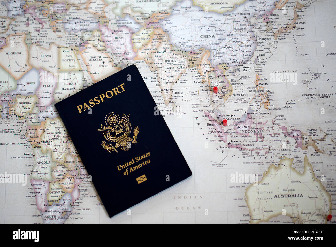 Passaporto sulla mappa del mondo Foto Stock