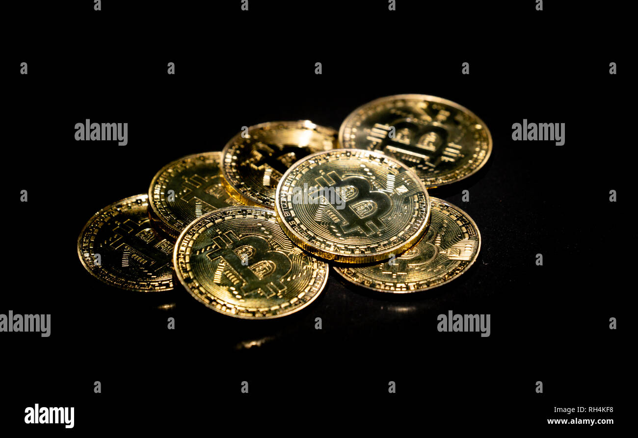 Golden bitcoin cryptocurrency in uno sfondo scuro Foto Stock